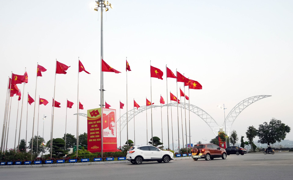 La province de Quang Ninh se pare de drapeaux et de fleurs aux couleurs éclatantes pour célébrer le 14ᵉ Congrès national du Parti.