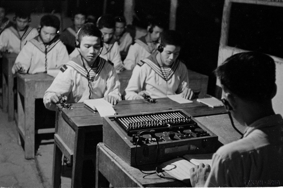 La 1ère unité de radio du service d'information de la Marine populaire du Vietnam forme régulièrement ses soldats, et 100 % d'entre eux atteignent un bon niveau et effectuent des transmissions précises. Photo : VNA