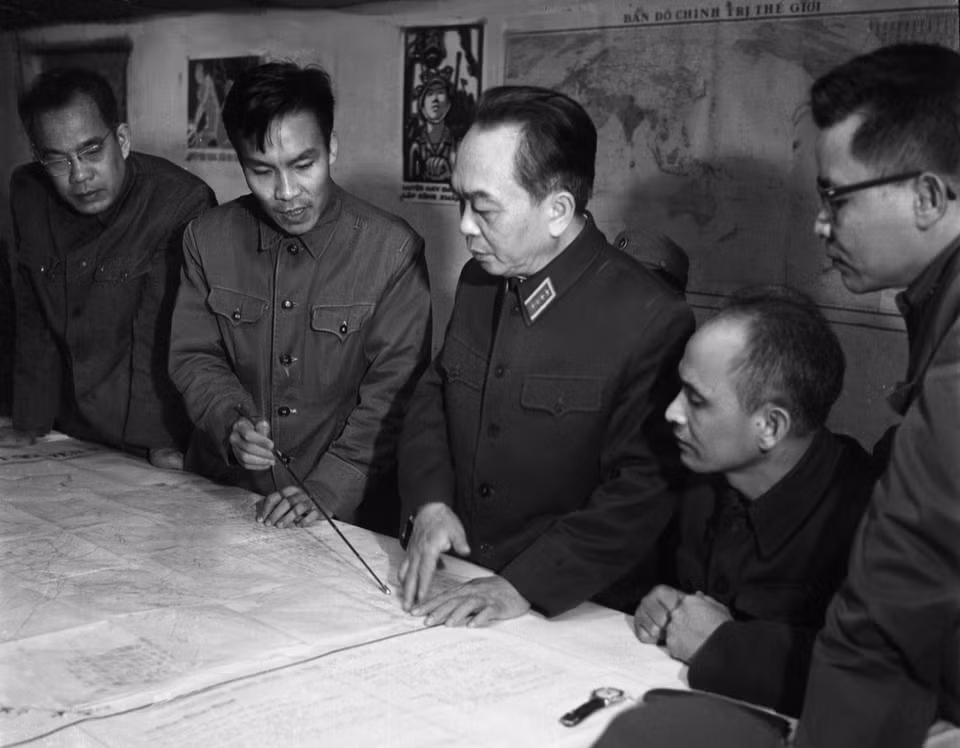 Le 30 décembre 1972, au plus fort des bombardements américains, le général Võ Nguyên Giáp s'est rendu au Commandement de l'Armée de la défense aérienne et de l'air, témoignant de l'importance stratégique de cette branche des forces armées. Photo : archives de la VNA