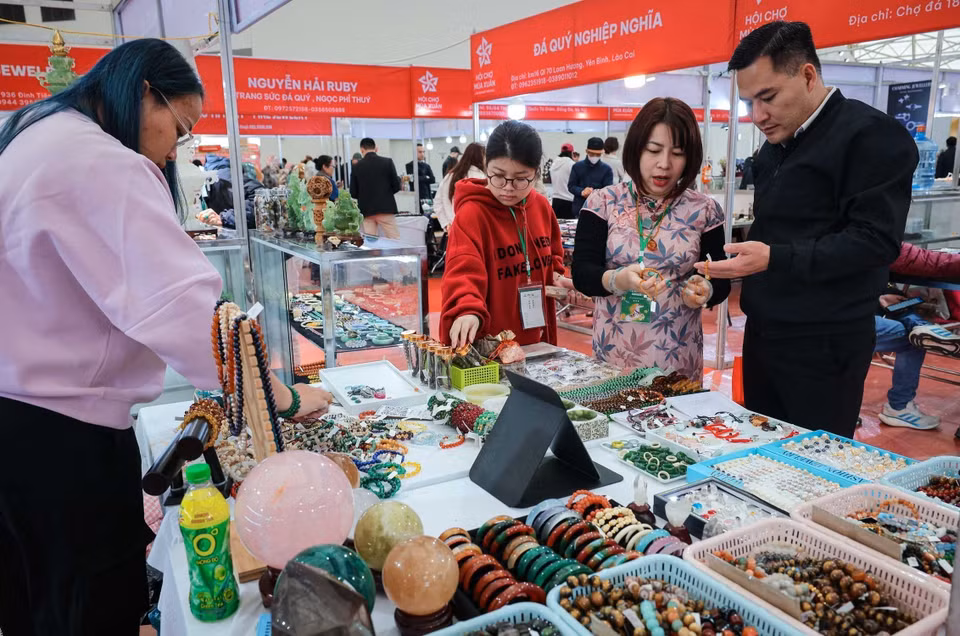 Les commerçants présentent une large gamme de pierres précieuses et de pierres feng shui afin de répondre aux besoins des visiteurs. Photo : VNA