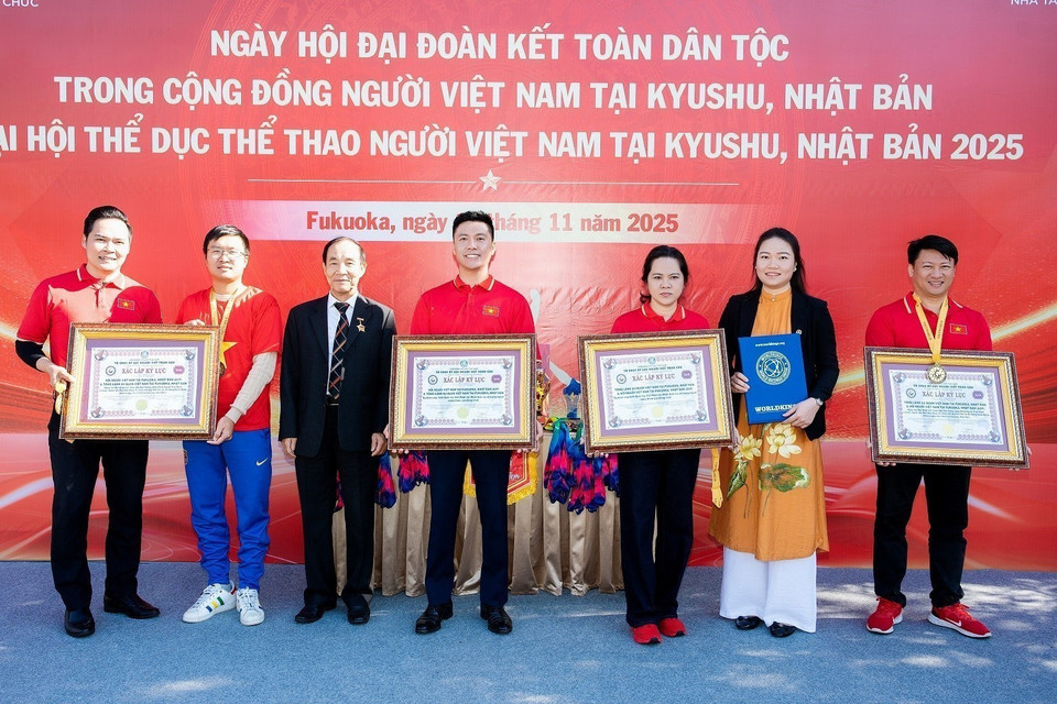 L’Organisation des records vietnamiens dans le monde (VietWorld) a homologué le record de la formation du drapeau national vietnamien au Japon, réunissant le plus grand nombre de participants. Photo: VNA
