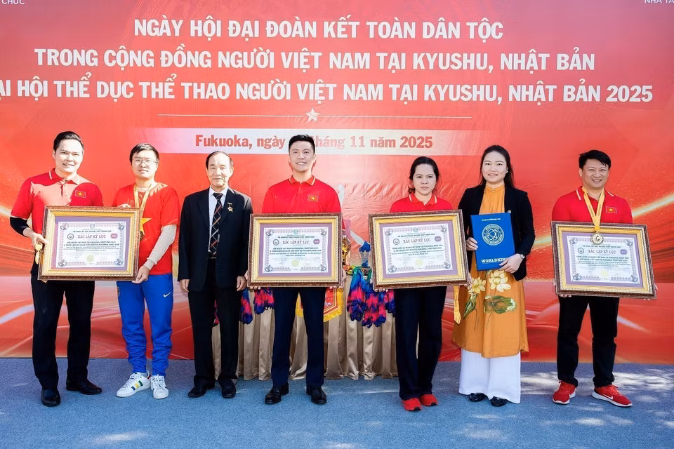 L’Organisation des records vietnamiens dans le monde (VietWorld) a homologué le record de la formation du drapeau national vietnamien au Japon, réunissant le plus grand nombre de participants. Photo: VNA