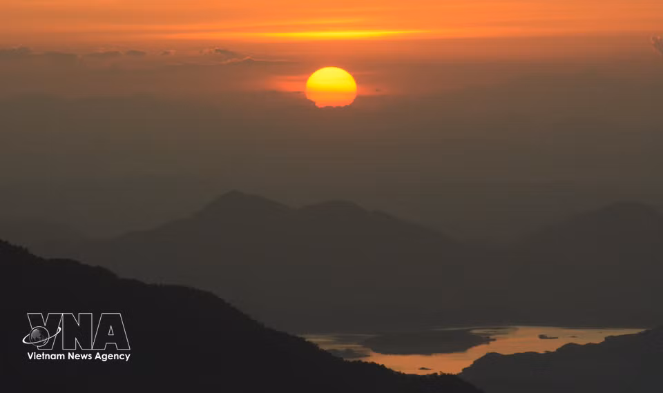 Coucher du soleil vu depuis Vong Hai Dai. Photo : VNA