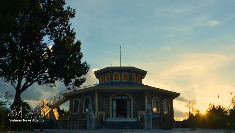 Construit par les Français au 20e siècle, le belvédère Vong Hai Dai présente une architecture de style classique. Photo : VNA