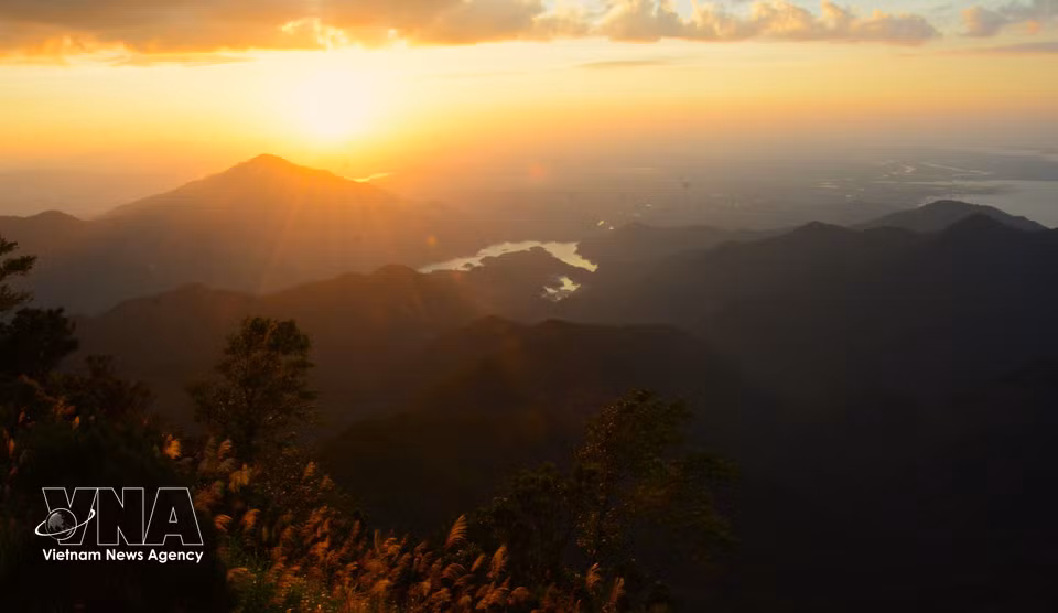 La beauté du coucher du soleil vu depuis Vong Hai Dai. Photo : VNA