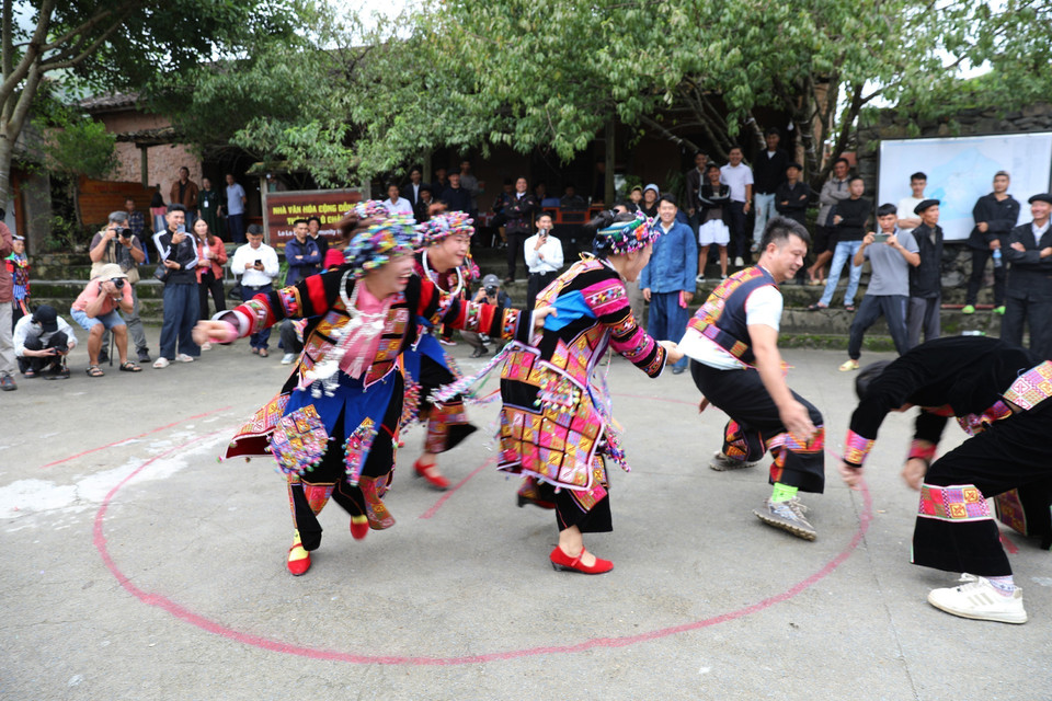 Les Lô Lô noirs se livrent à des danses traditionnelles, attirant de nombreux touristes. Photo : VNA
