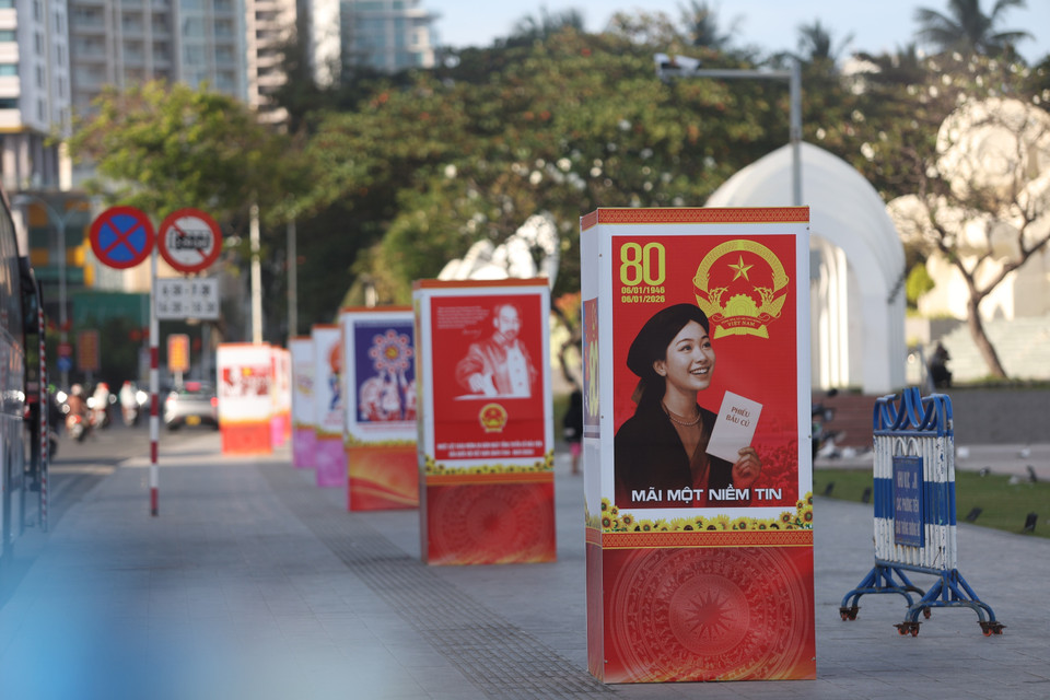 Des affiches célébrant le 14ᵉ Congrès national du Parti exposées sur la place du 2 avril, à Nha Trang.