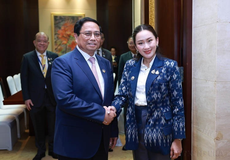 Lors de sa visite aux 44e et 45e Sommets de l'ASEAN et Sommets connexes à Vientiane (Laos), le Premier ministre Pham Minh Chinh rencontre dans la soirée du 9 octobre 2024 la Premier ministre thaïlandaiss Paetongtarn Shinawatra. Photo : VNA
