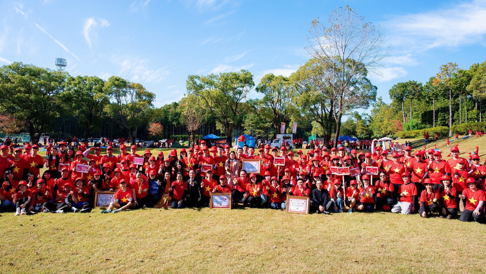 Plus d'un millier de Vietnamiens forment ensemble le Drapeau rouge à l’étoile d’or. Photo: VNA
