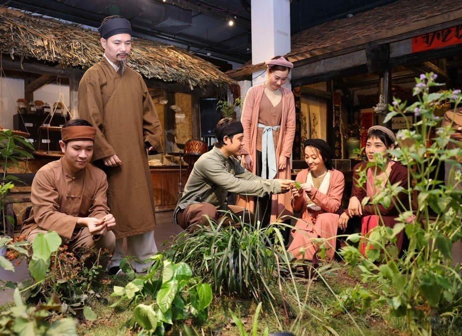 Présentation d'herbes médicinales, de produits médicinaux, de zones de préparation de médecine traditionnelle, etc. pour honorer la médecine traditionnelle vietnamienne au Centre d'échanges culturels du vieux quartier de Hanoï, situé au 50 rue Dao Duy Tu. Photo : VNA