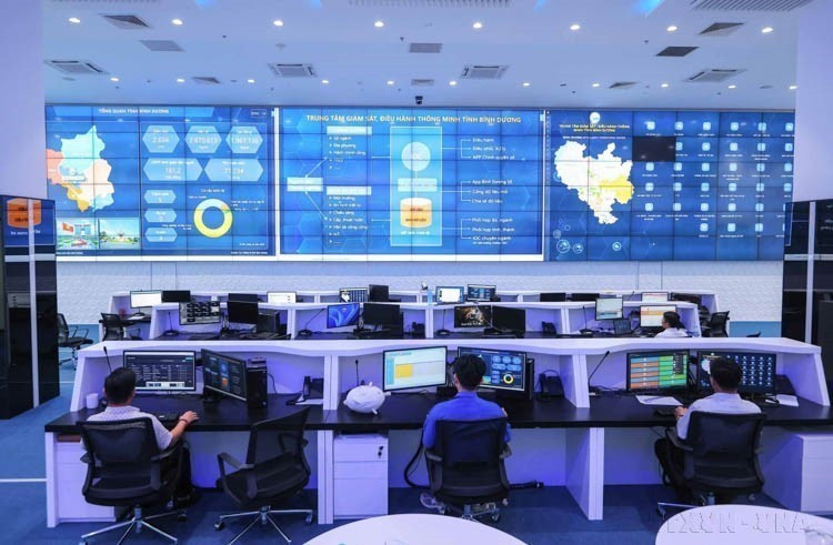 Le Centre d'opérations intelligentes (IOC) de la province de Binh Duong (Sud) a pour mission la surveillance, le suivi et l'exploitation de données dans divers secteurs clés, notamment la sécurité publique, la gestion du trafic (intelligent et contrôle des émissions). Photo : VNA