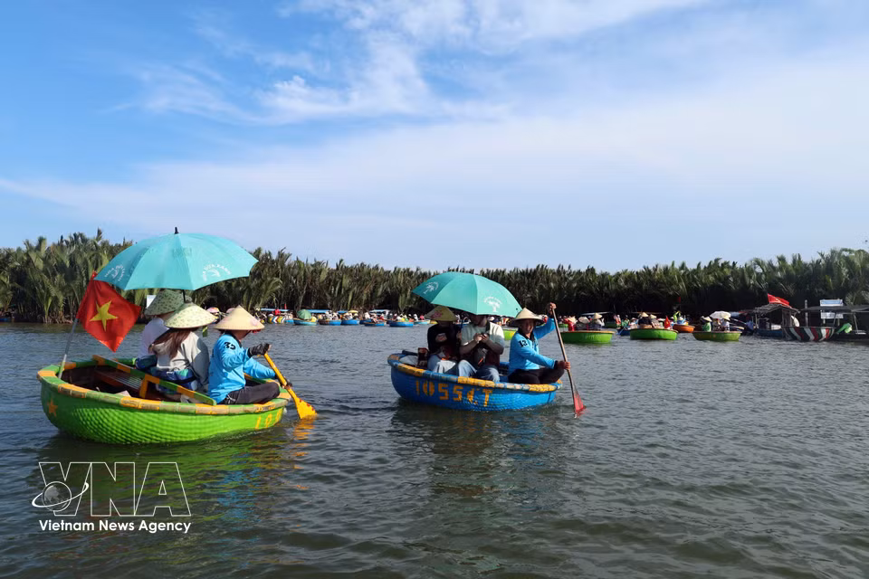 Des habitants de Cam Thanh reconstituent la scène de la pêche au filet pour les touristes. Photo : VNA