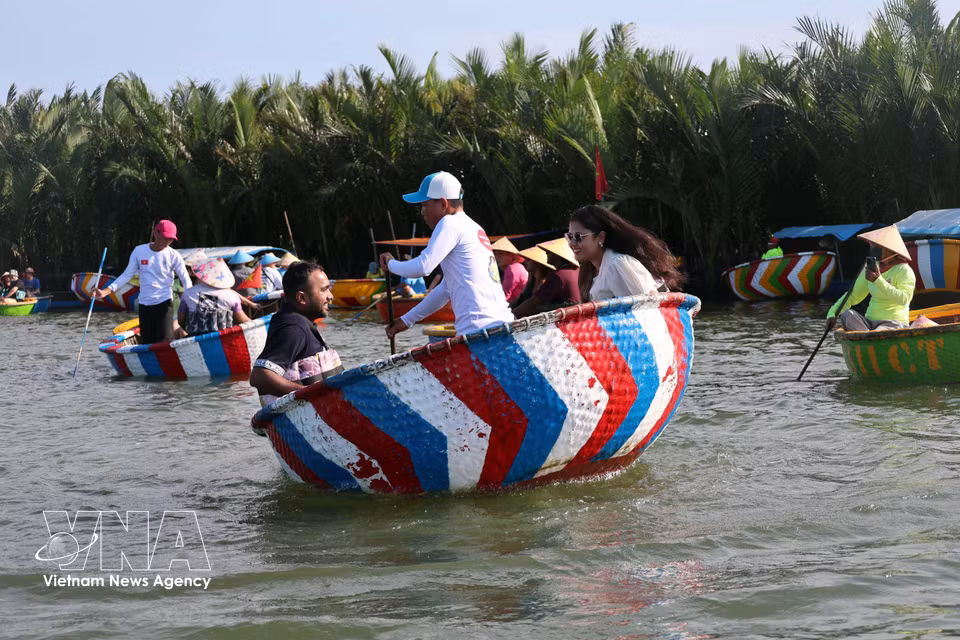 Cam Thanh, l’un des 50 plus beaux villages du monde en 2025, se découvre au fil de promenades en barques traditionnelles en forme de panier. Photo : VNA