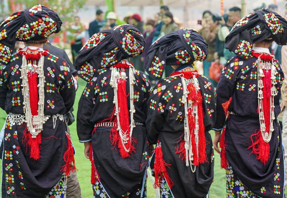 Les femmes Dao Tien ne se contentent pas de porter un costume traditionnel richement brodé, elles le complètent d'une parure de bijoux en argent. Photo : VNA