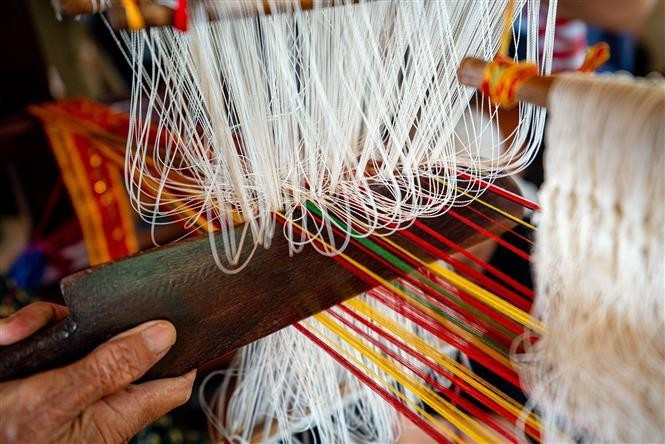 Les motifs des brocarts des Cham sont souvent très variés et colorés. Photo : VNA