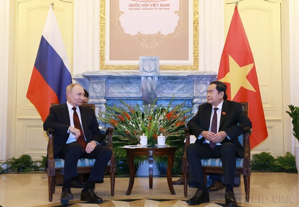 Dans l'après-midi du 20 juin 2024, à Hanoi, le président de l'Assemblée nationale, Tran Thanh Man, s'entretient avec le président russe, Vladimir Poutine, en visite d'État au Vietnam. Photo : VNA
