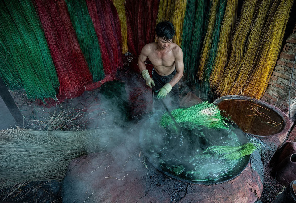 Les tiges de paille doivent être uniformément trempées dans de l’eau bouillante afin de conserver leur couleur vive plus longtemps. Photo : VNA