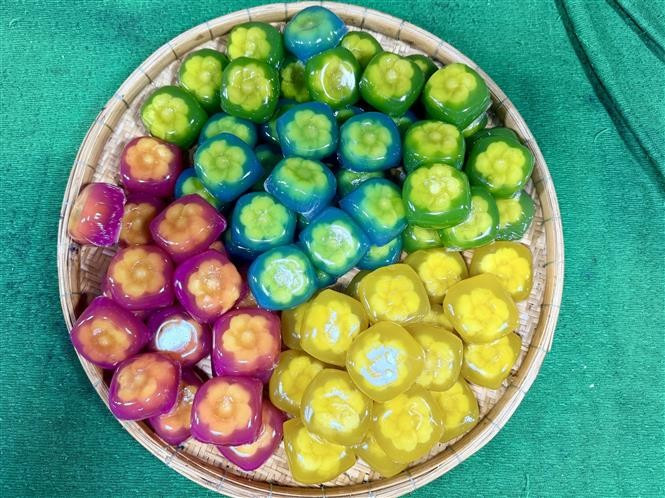 Des gâteaux colorés sont offerts comme cadeaux de dot lors des mariages à An Giang. Photo : VNA