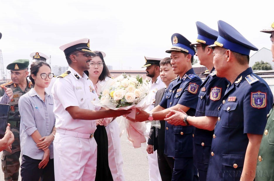 Cérémonie d'accueil des 120 membres de l'équipage du navire Samudrai Paheredar des garde-côtes indiens en visite à Ho Chi Minh-Ville. Photo : VNA