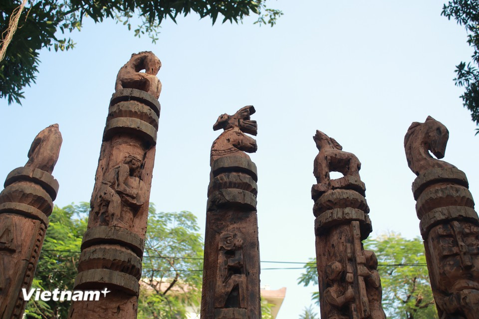 Consacrée à la figure du cheval dans la vie des habitants du Tay Nguyen, l’exposition met cet animal au cœur de toutes les œuvres. Les sept grandes colonnes sculptées par Dang Minh Tam évoquent par exemple la vision du monde des peuples autochtones et illustrent l’harmonie entre le cheval et la vie humaine. Photo : Vietnam+