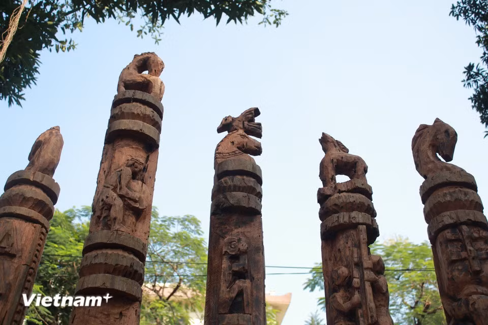 Consacrée à la figure du cheval dans la vie des habitants du Tay Nguyen, l’exposition met cet animal au cœur de toutes les œuvres. Les sept grandes colonnes sculptées par Dang Minh Tam évoquent par exemple la vision du monde des peuples autochtones et illustrent l’harmonie entre le cheval et la vie humaine. Photo : Vietnam+