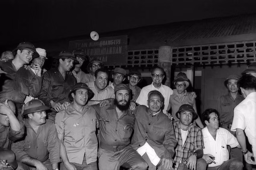 Fidel Castro et la délégation cubaine posent pour une photo souvenir au poste de police de Bên Hai, dans la zone libérée du Sud du Vietnam (15 septembre 1973).