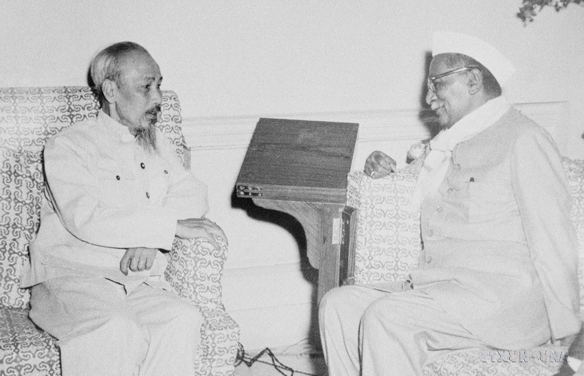 Le président Ho Chi Minh rencontre le président indien Prasat lors de sa visite d’amitié en Inde, le 5 février 1958. Photo : VNA