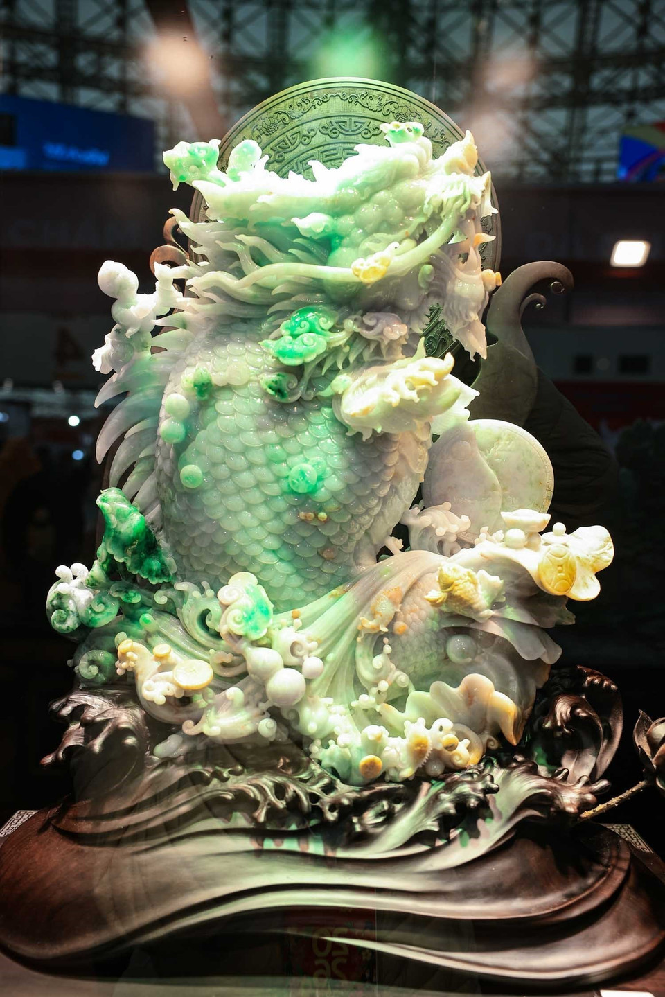 Porté par des créations aux designs d’une grande richesse, un artisanat d’exception et un tarif diversifié, l’espace dédié aux pierres précieuses s’impose comme l’une des principales attractions de la Foire du Printemps 2026. Photo : VNA