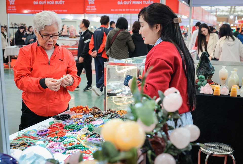 Un stand de pierres précieuses à la Foire du Printemps 2026. Photo : VNA