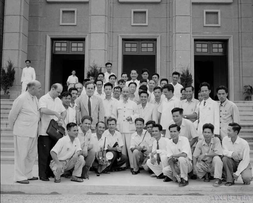 Le journaliste Bui Dinh Tuy (troisième à gauche de la rangée de personnes assises) avec d’autres journalistes vietnamiens et étrangers posant aux côtés du Président Hô Chi Minh lors du 3e Congrès national du Parti (septembre 1960).