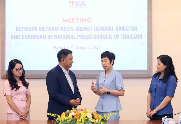 La directrice générale de la VNA, Vu Viet Trang (2e à droite), reçoit le président du Conseil national de la presse de Thaïlande, Chavarong Limpattamapanee, lors de sa visite de travail au Vietnam, le 14 août 2024. Photo : VNA