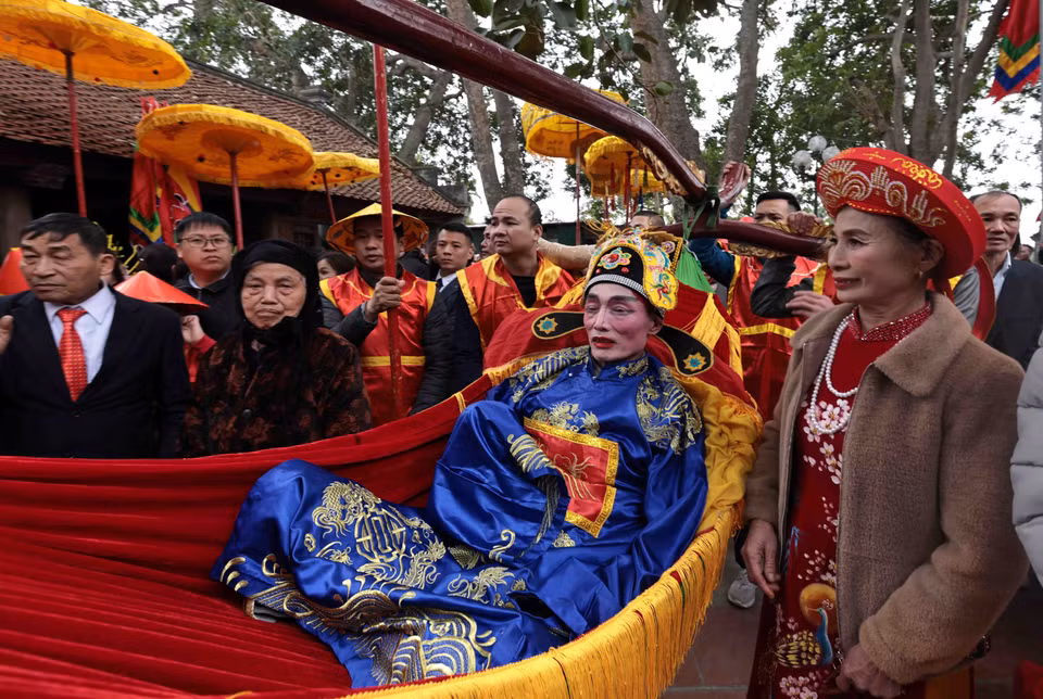 Outre le« Roi » et le « Seigneur », les habitants de Thuy Loi portent également des palanquins portant quatre mandarins. Photo: VNA