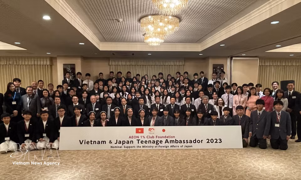 Échanges entre lycéens du Vietnam et du Japon, sous le thème « Jeunes ambassadeurs 2023 », tenus à l’occasion du 50e anniversaire de l’établissement des relations diplomatiques Vietnam-Japon. Photo : VNA