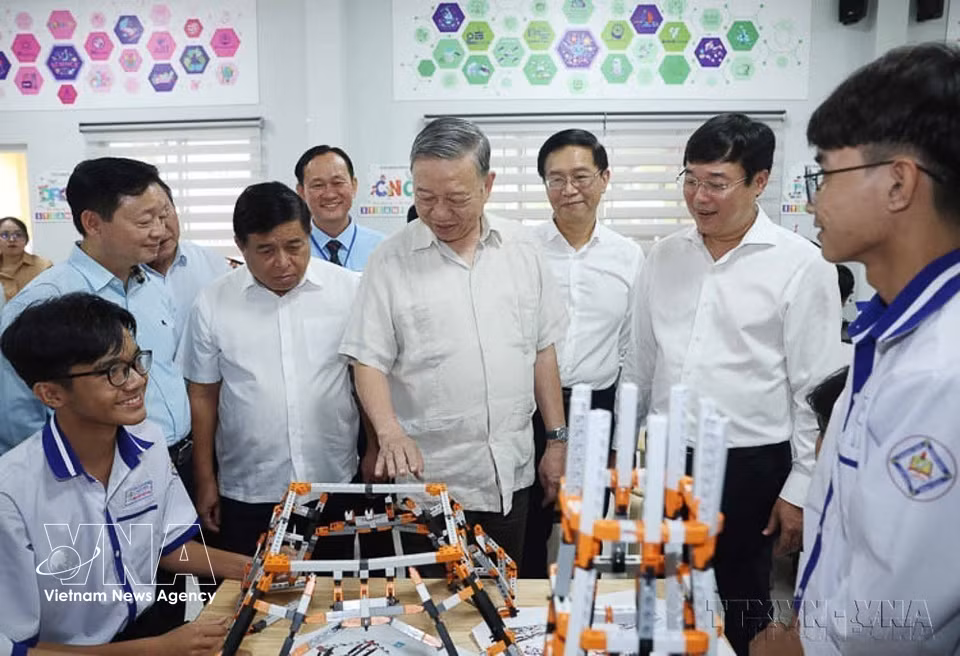 Le secrétaire général To Lam visite la salle de travaux pratiques en éducation STEM au lycée Tram Chim, district de Tam Nong, province de Dong Thap (11 décembre 2024). Photo : VNA