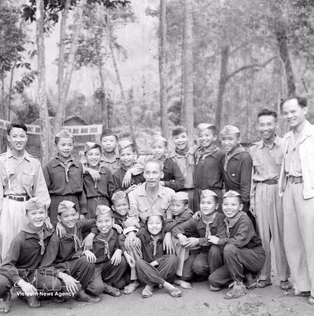 Le Président Hô Chi Minh avec des adolescents héroïques ayant combattu les impérialistes américains dans le Sud, lors de leur visite dans le Nord (mars 1962). Photo : VNA