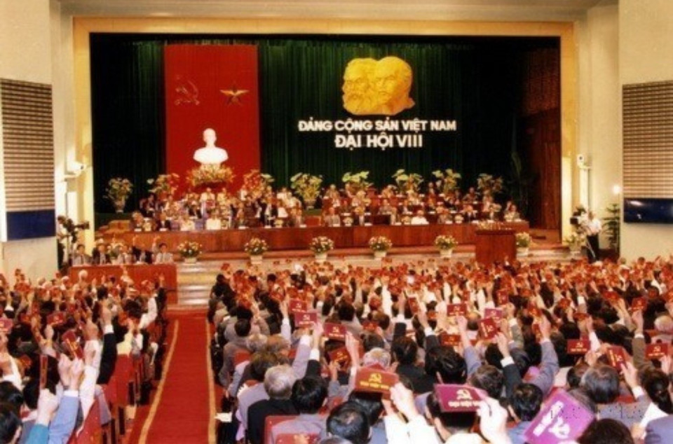 Le 8ᵉ Congrès national du Parti communiste du Vietnam (PCV) marque le passage du pays à une nouvelle période — celle de l’accélération de l’industrialisation et de la modernisation. Photo: VNA