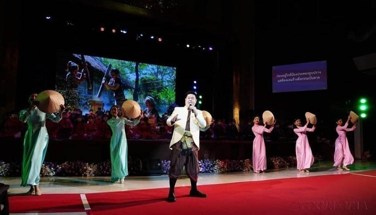 Représentation d'une pièce musicale sur le Vietnam intitulée « Vietnam at Peace » avec des paroles écrites par la princesse de Thaïlande Maha Chakri Sirindhorn, à l'Université Chulalongkorn, le 26 mars 2024 à Bangkok. Photo : VNA