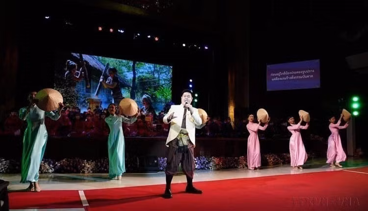 Représentation d'une pièce musicale sur le Vietnam intitulée « Vietnam at Peace » avec des paroles écrites par la princesse de Thaïlande Maha Chakri Sirindhorn, à l'Université Chulalongkorn, le 26 mars 2024 à Bangkok. Photo : VNA