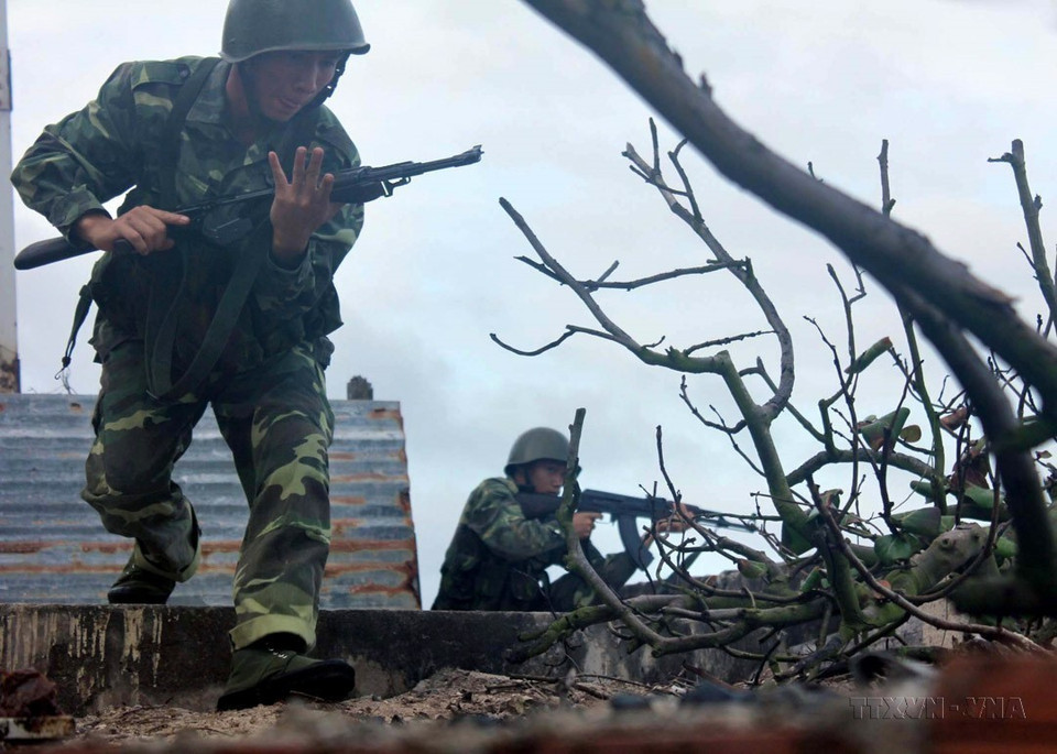 Des soldats de l'île d’An Bang s’entraînent pour être prêts au combat. Photo : VNA