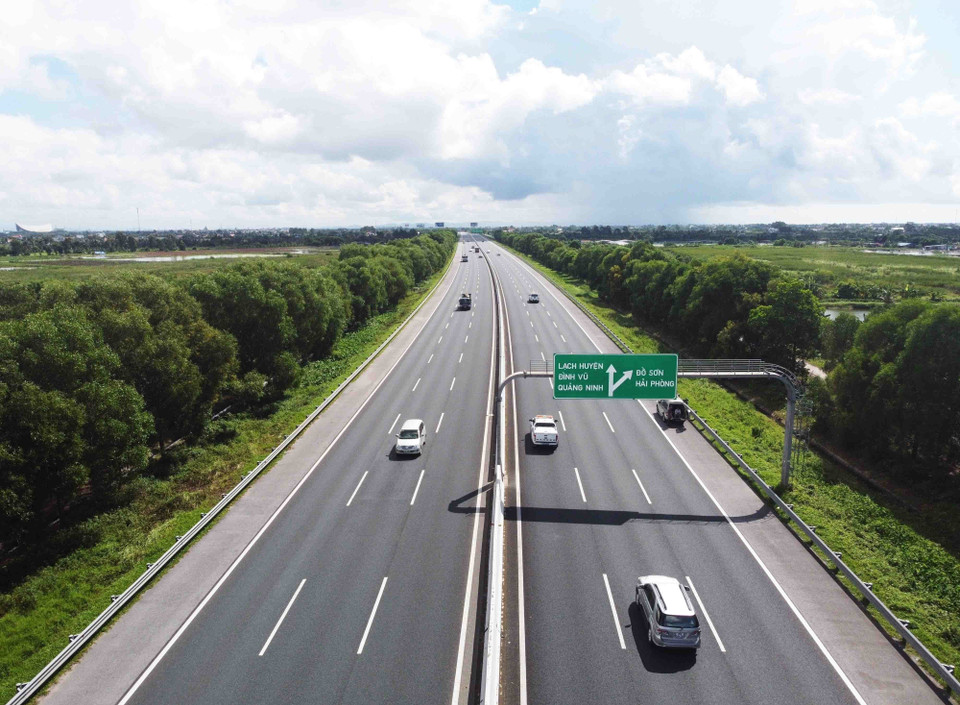 L'autoroute Hanoï – Hai Phong, longue de plus de 105 km, est la première au Vietnam construite aux normes internationales. Photo: VNA