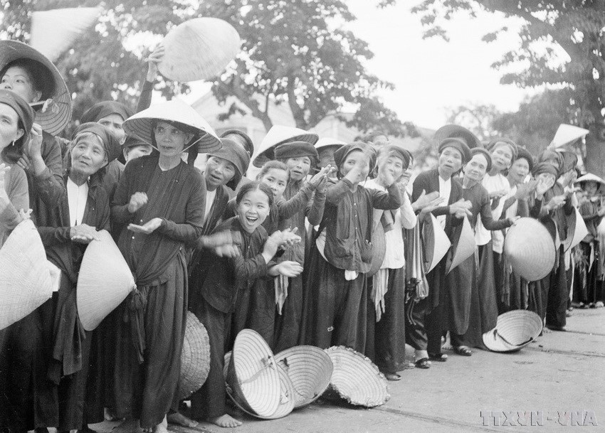Les habitants de Hai Phong accueillent avec joie l'armée vietnamienne venant prendre le contrôle de la ville. Photo: VNA