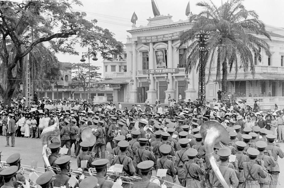 Cérémonie de prise de contrôle de Hai Phong à l'Opéra de la ville. Photo: VNA