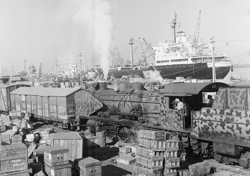 Chargement et déchargement de marchandises au port de Hai Phong au début des années 1970. Photo: VNA