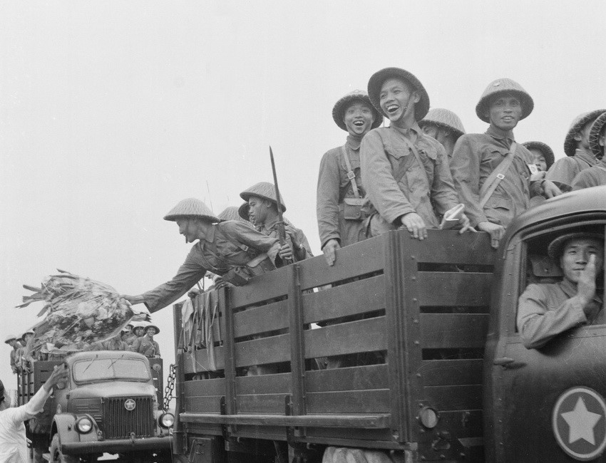 Les soldats prennent le contrôle de Hai Phong le 13 mai 1955. Photo: VNA