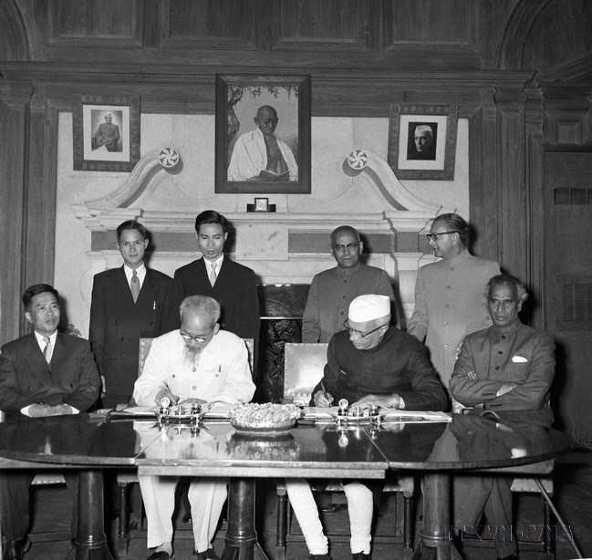 Le 7 février 1958, à New Delhi, le président Ho Chi Minh et le Premier ministre indien Jawaharlal Nehru signent la Déclaration commune Vietnam-Inde. Photo : VNA