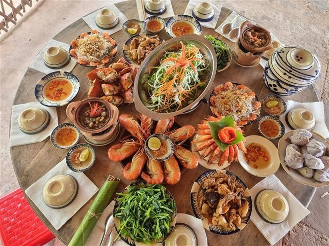 Gastronomie locale au point touristique de Côn Chim, province de Vinh Long. Photo: VNA