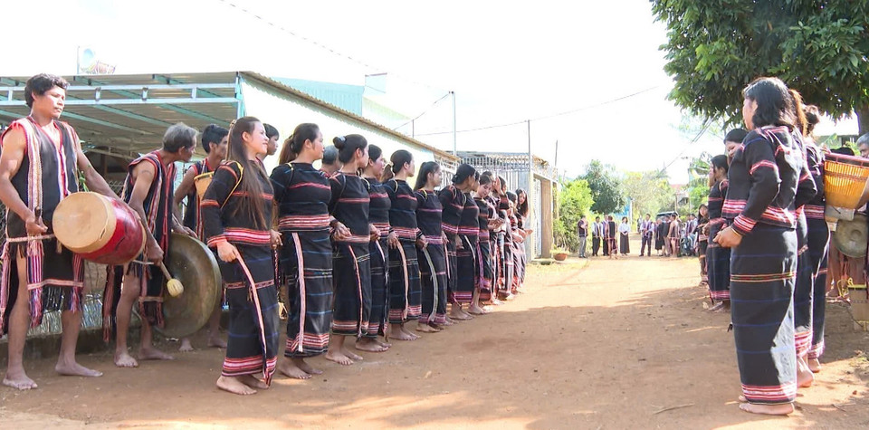 De nombreuses activités culturelles, telles que des performances de gong et des danses traditionnelles, sont présentées lors de la cérémonie de fiançailles. Photo : VNA