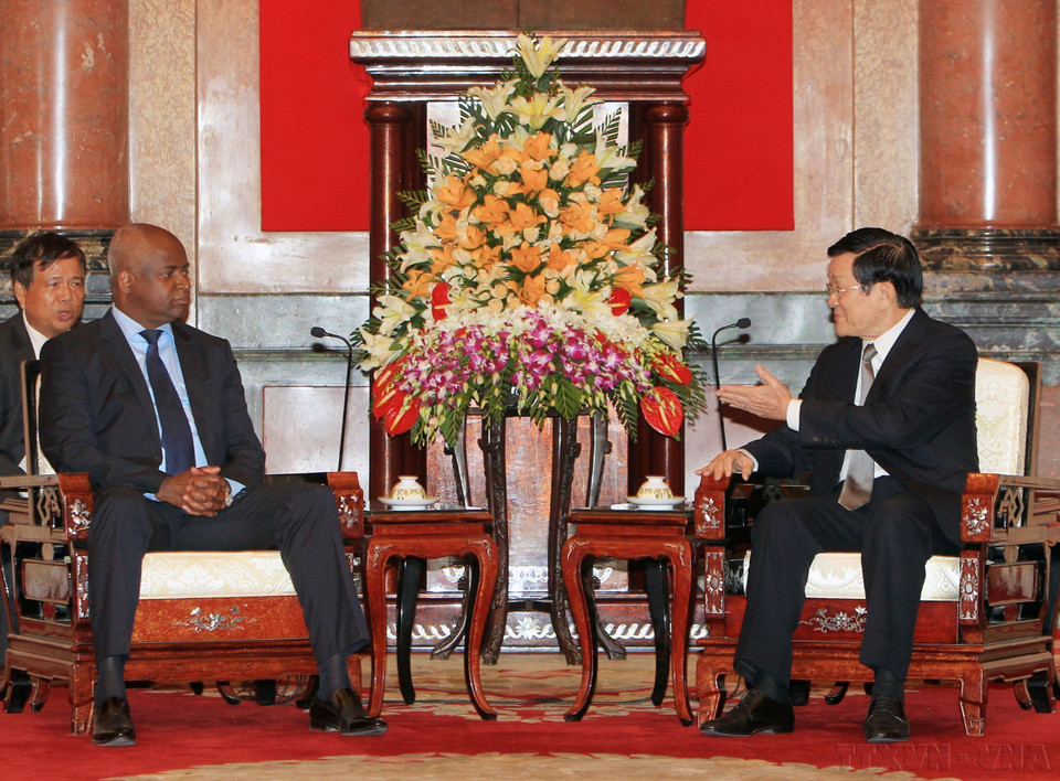 Le président Truong Tân Sang (droite) reçoit Angelo de Barros V. Tavares, ministre de l’Intérieur de la République d’Angola (Hanoï, 21 octobre 2014). Photo : VNA