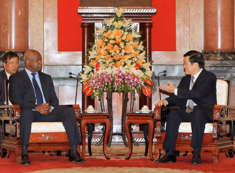 Le président Truong Tân Sang (droite) reçoit Angelo de Barros V. Tavares, ministre de l’Intérieur de la République d’Angola (Hanoï, 21 octobre 2014). Photo : VNA