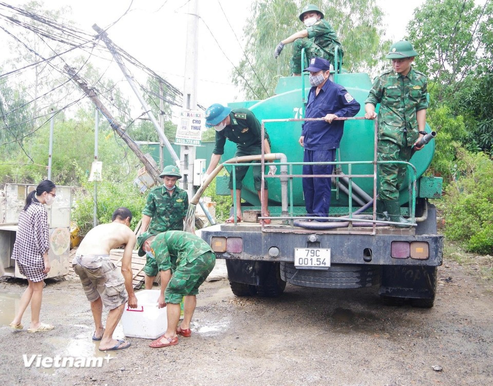 Le 24 novembre, le poste de garde-frontière du port de Nha Trang, dans la province de Khanh Hoa, a poursuivi leur soutien aux populations touchées par les récentes inondations. Photo : VNA